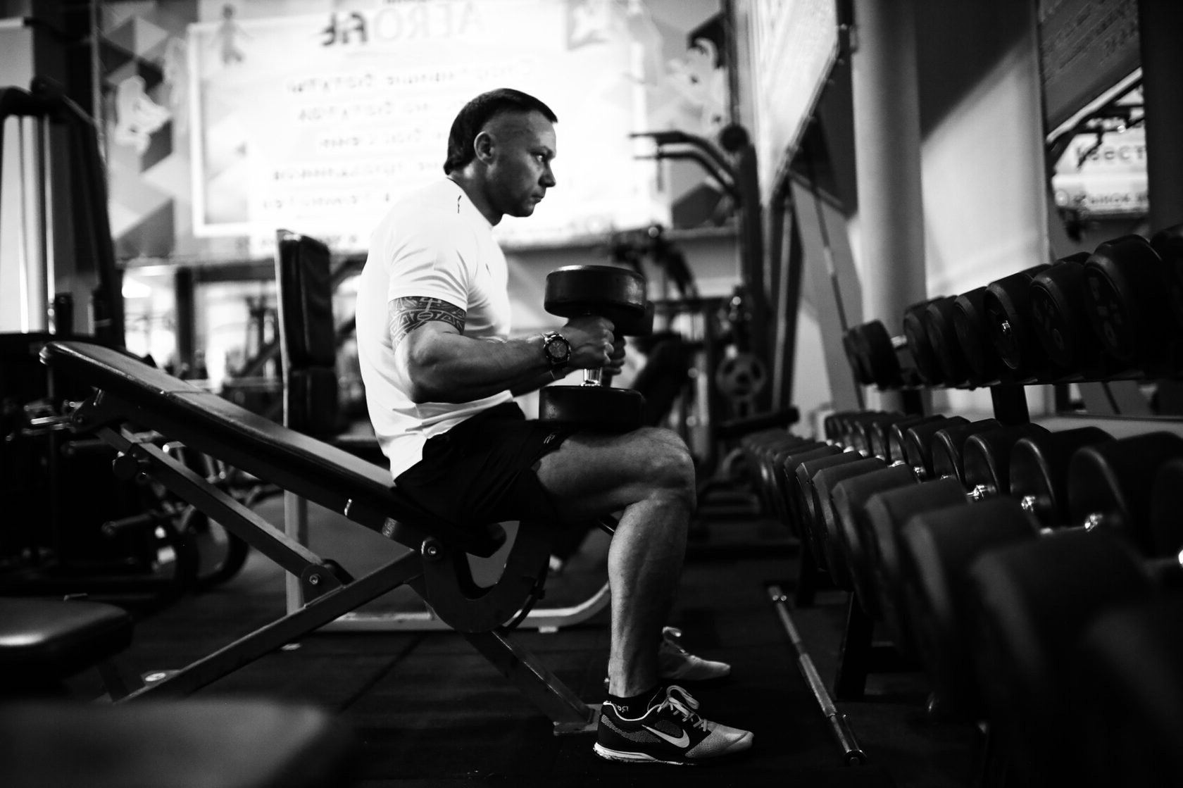 Персональный тренер FitGym ставит технику клиенту