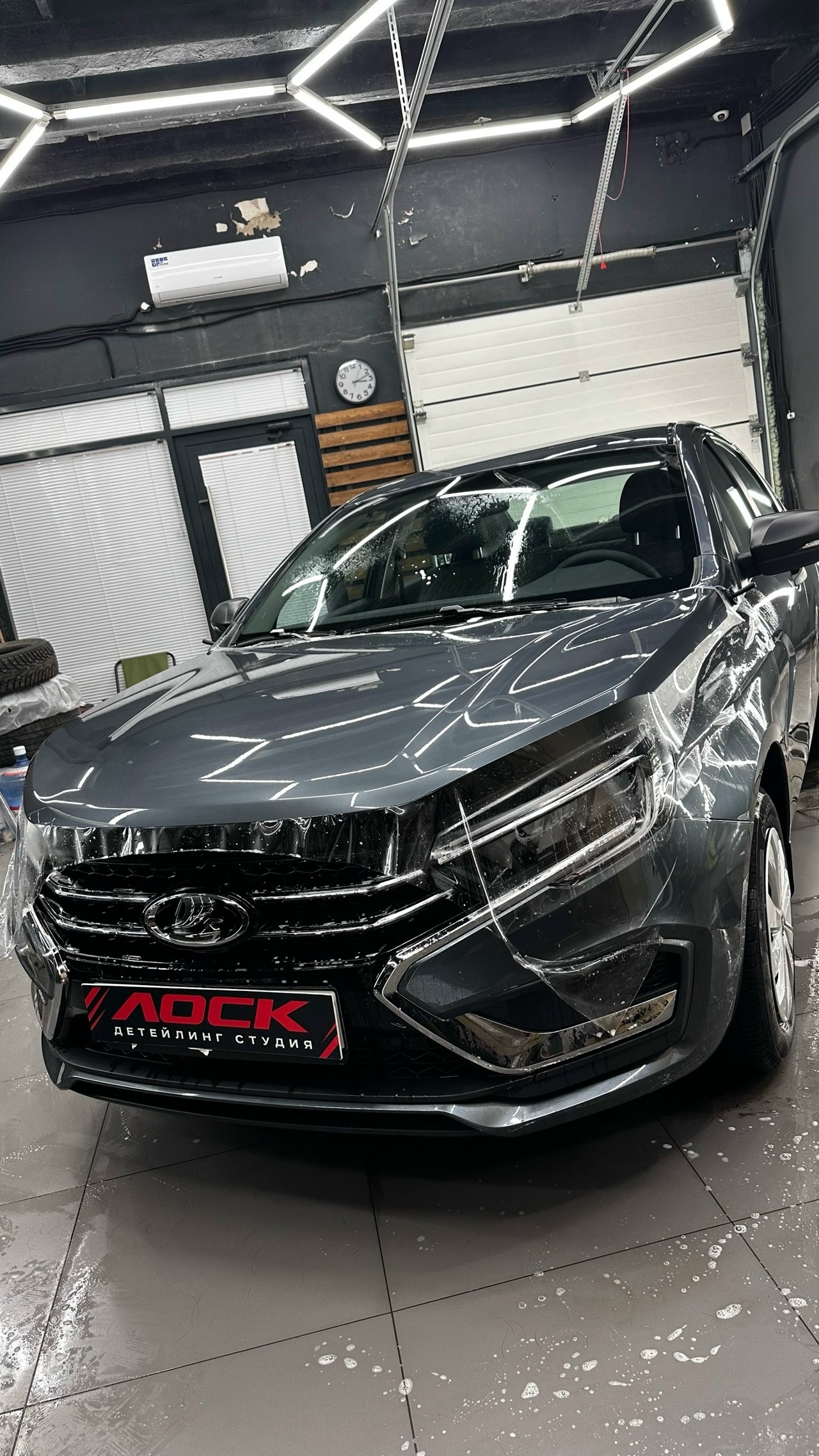 Автомобиль после детейлинга в студии ЛОСК под светом ламп