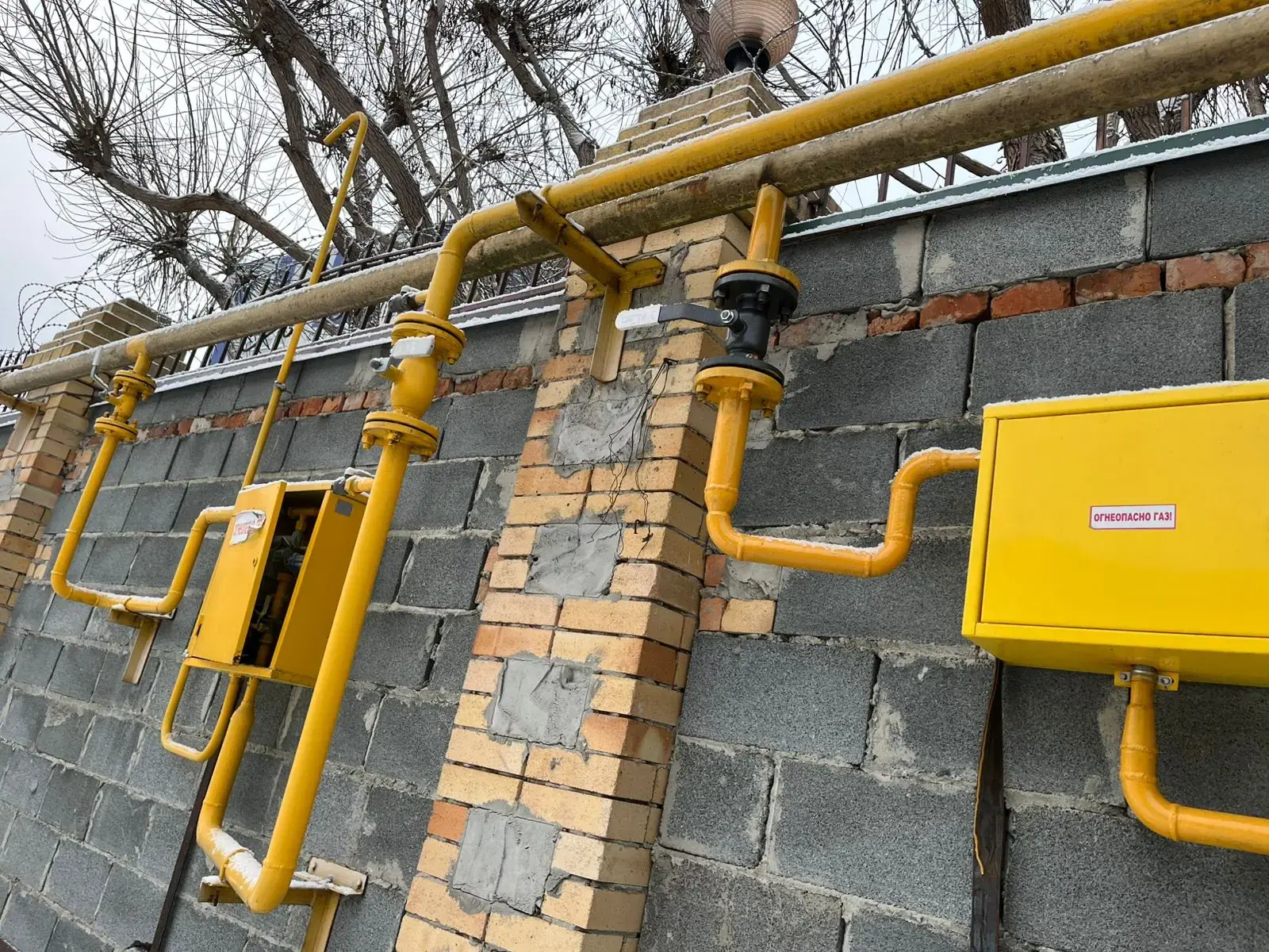Газовый шкаф и узел учёта
