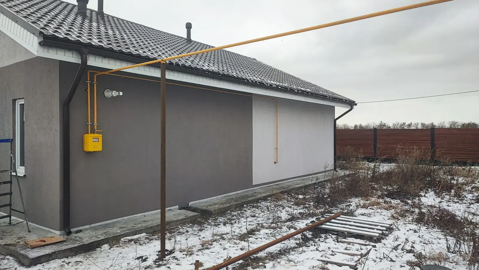 Газопровод на фасаде и участке