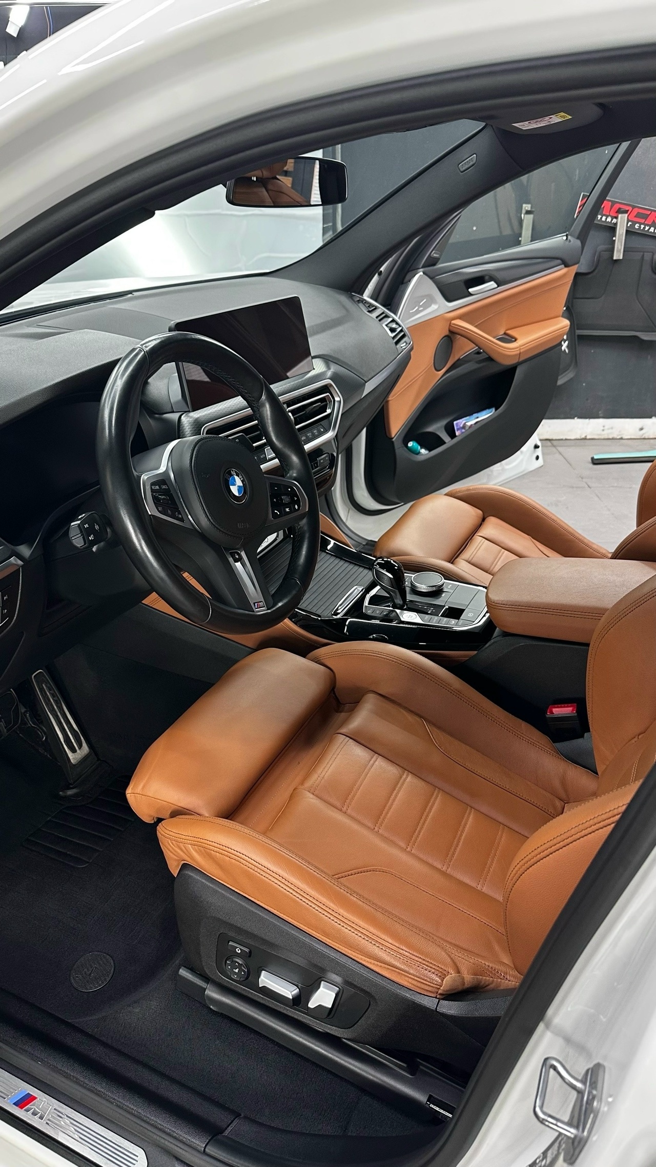 Салон BMW после химчистки кожи: оранжевые сидения и приборная панель