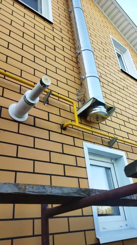 Газопровод на фасаде и участке