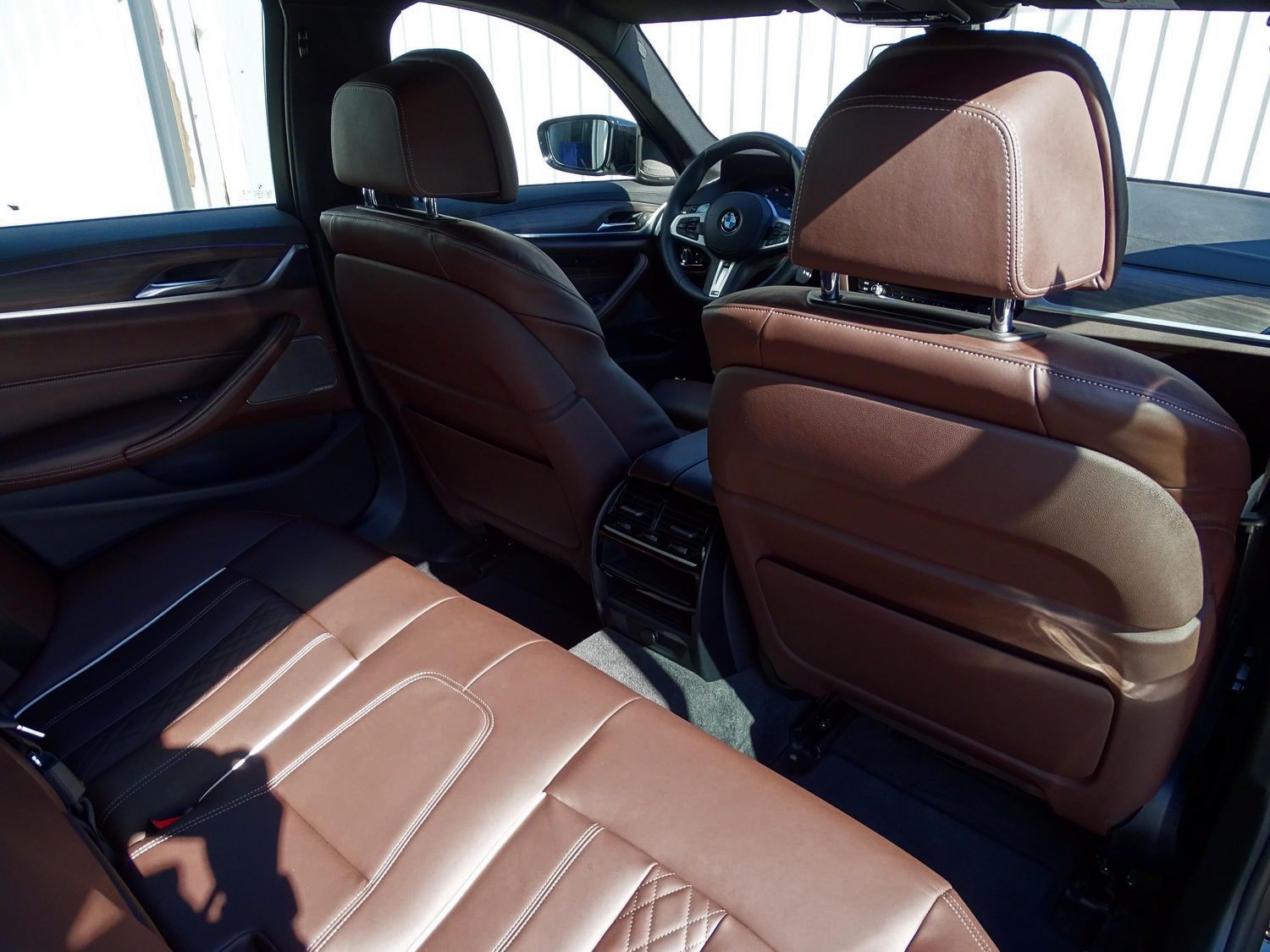 BMW 5 Series — экстерьер ночью
