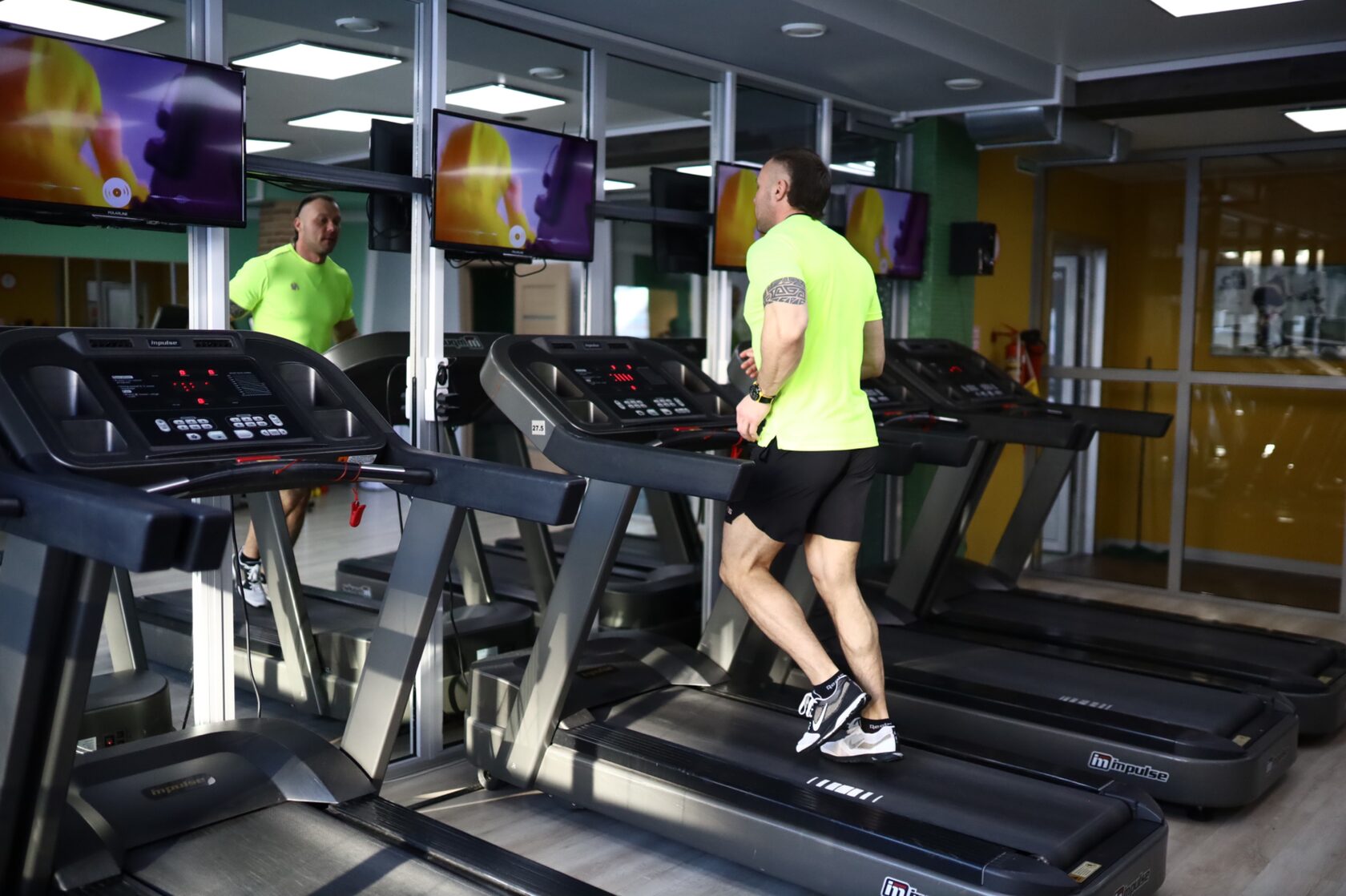 Групповая тренировка в зале FitGym