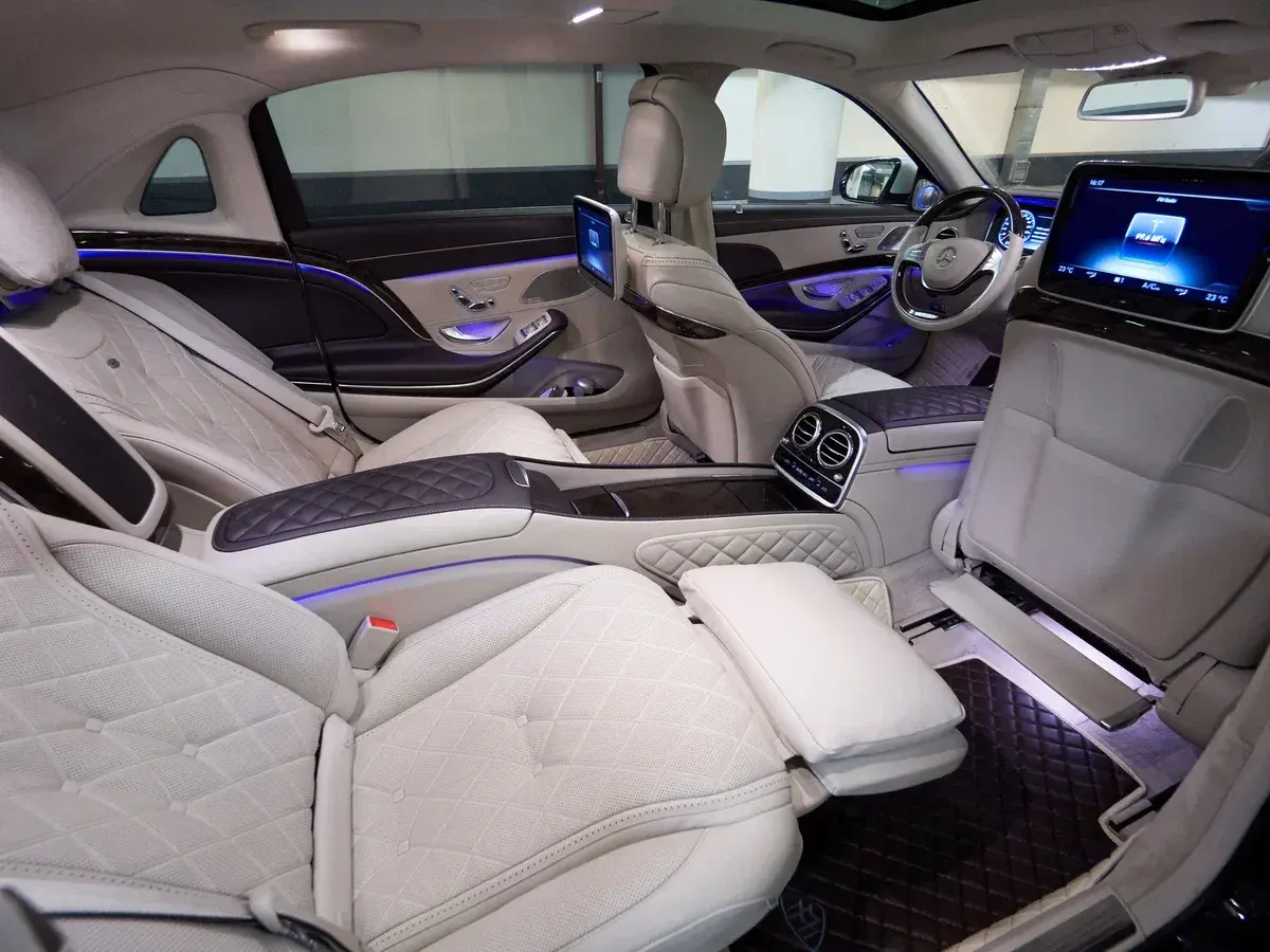Mercedes-Maybach — экстерьер, вид сбоку ночью