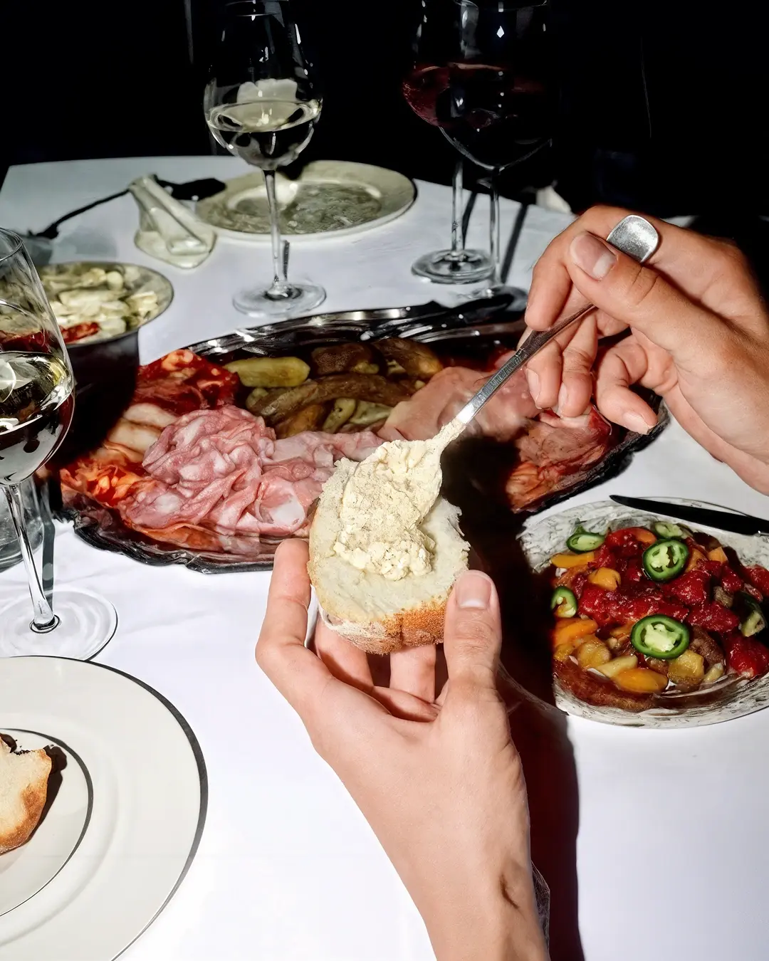 Пост с закусками и гостями за столом