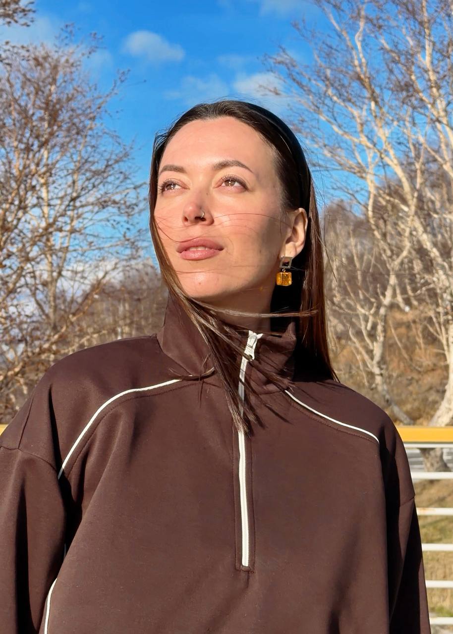 Julia на фоне неба Камчатки