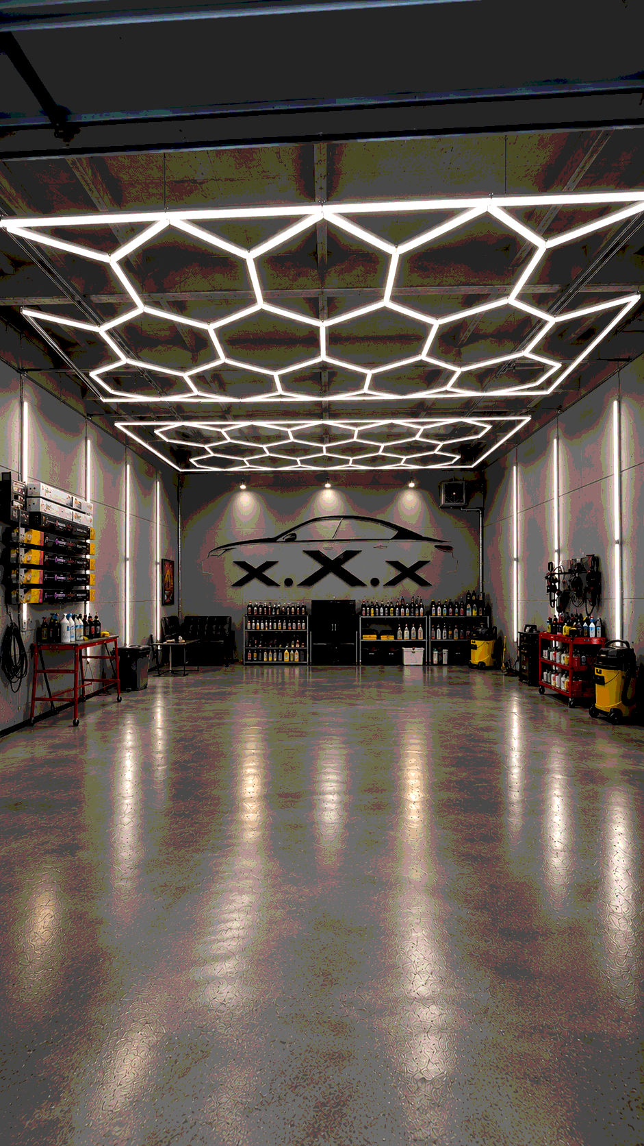 Детейлинг-студия x.X.x — Detailing: светодиодное потолочное освещение, стена с логотипом x.X.x, стеллажи с автохимией и полированный пол бокса