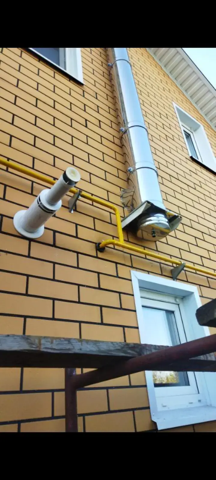 Газопровод на фасаде и участке