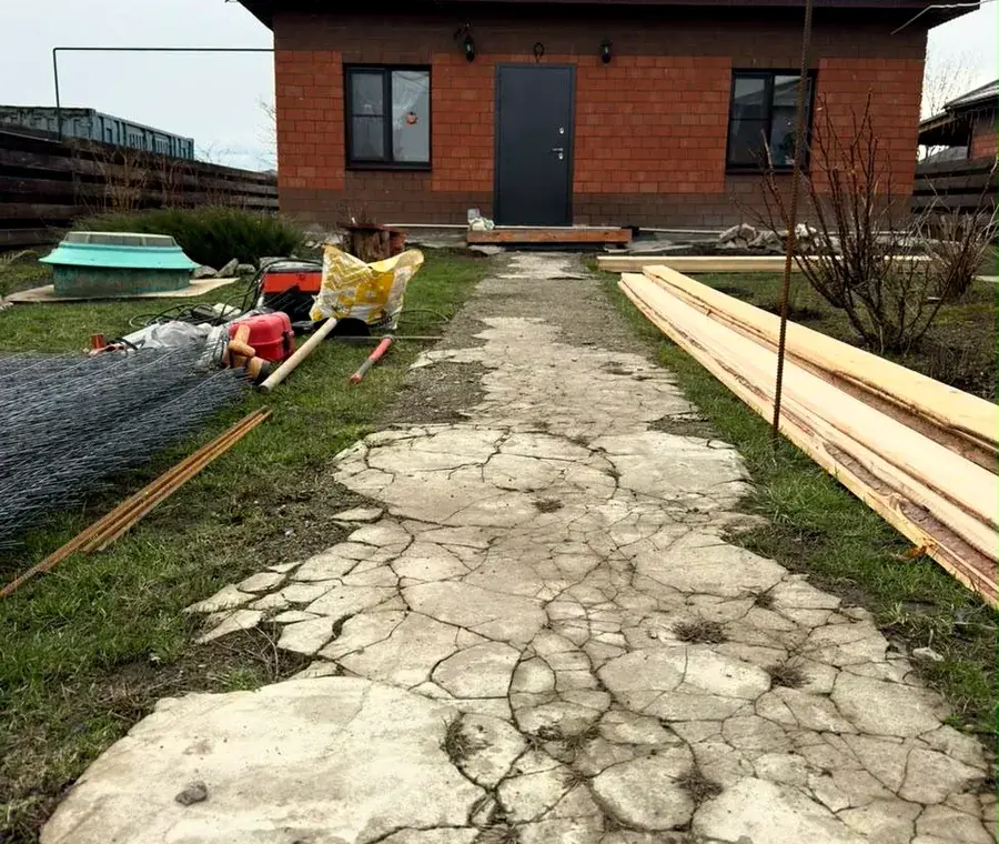 Трещины и старое покрытие дорожки перед домом до начала работ
