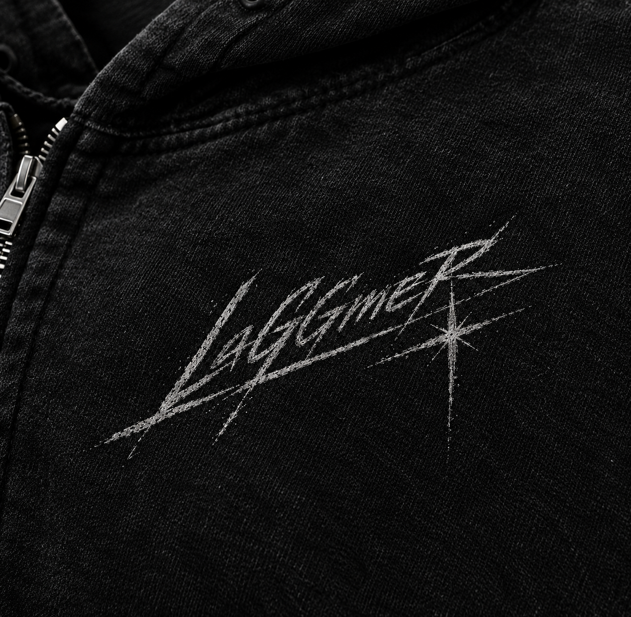 Крупный план: логотип LaGGmeR, молния и фактура ткани