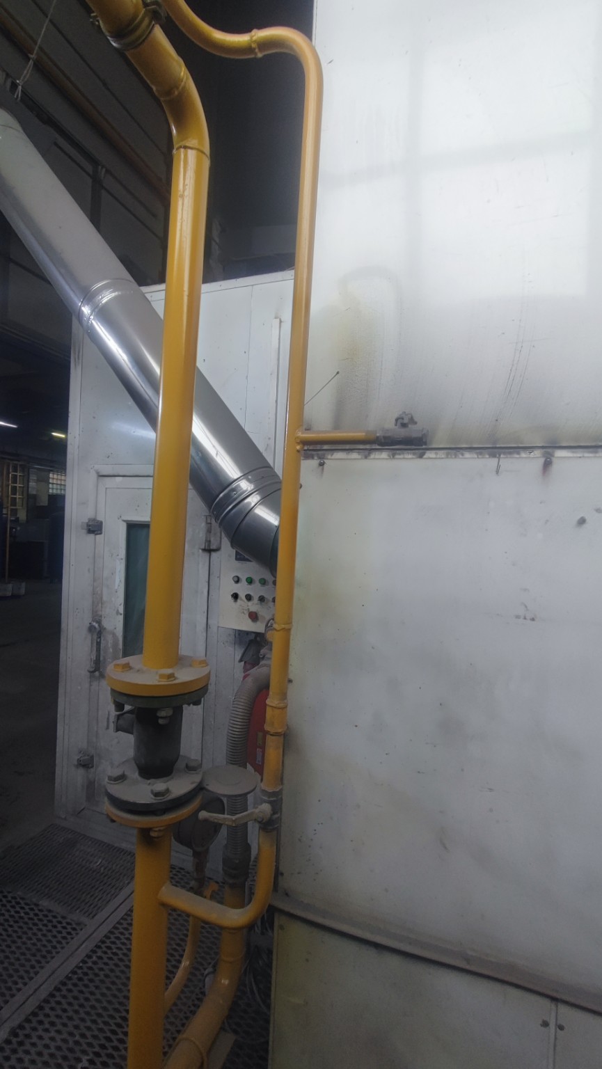Газопровод и оборудование в производственном помещении