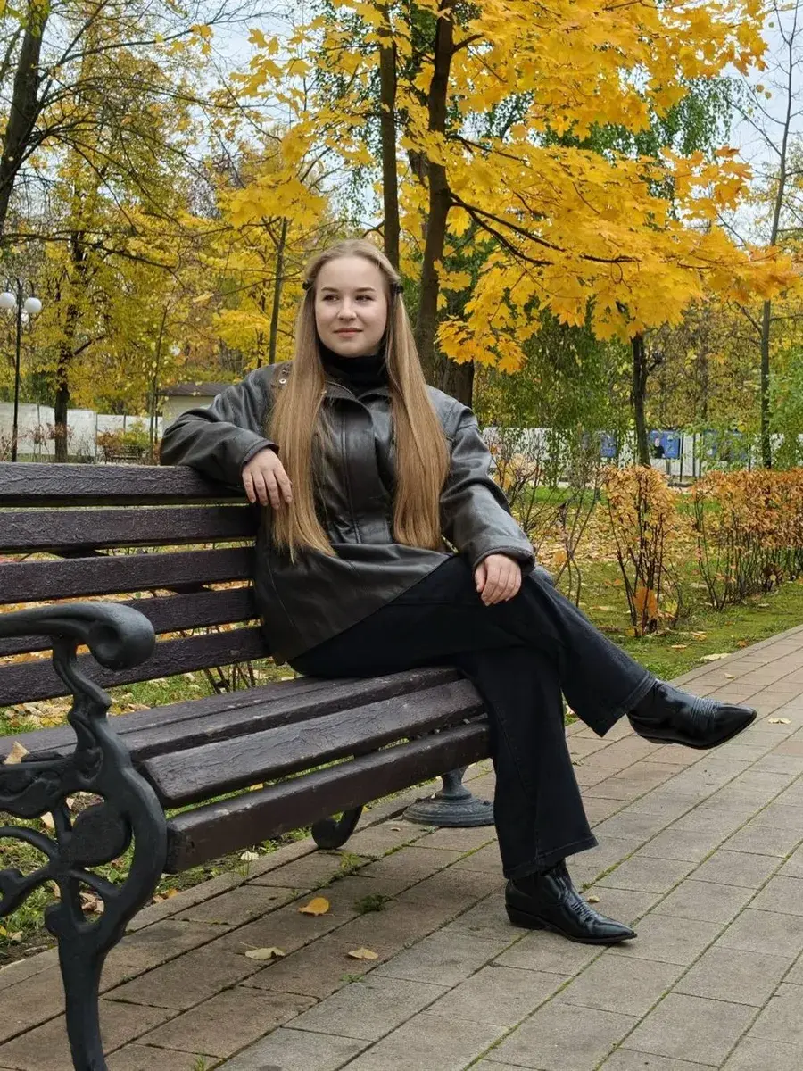 Ольга Белова на скамейке в осеннем парке