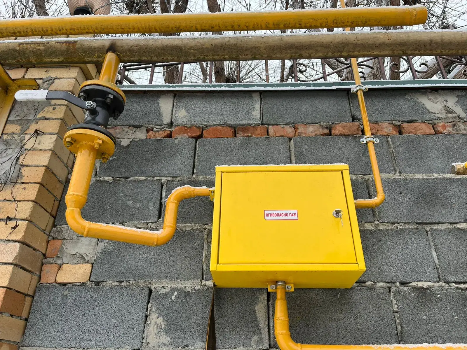 Газовый шкаф и узел учёта