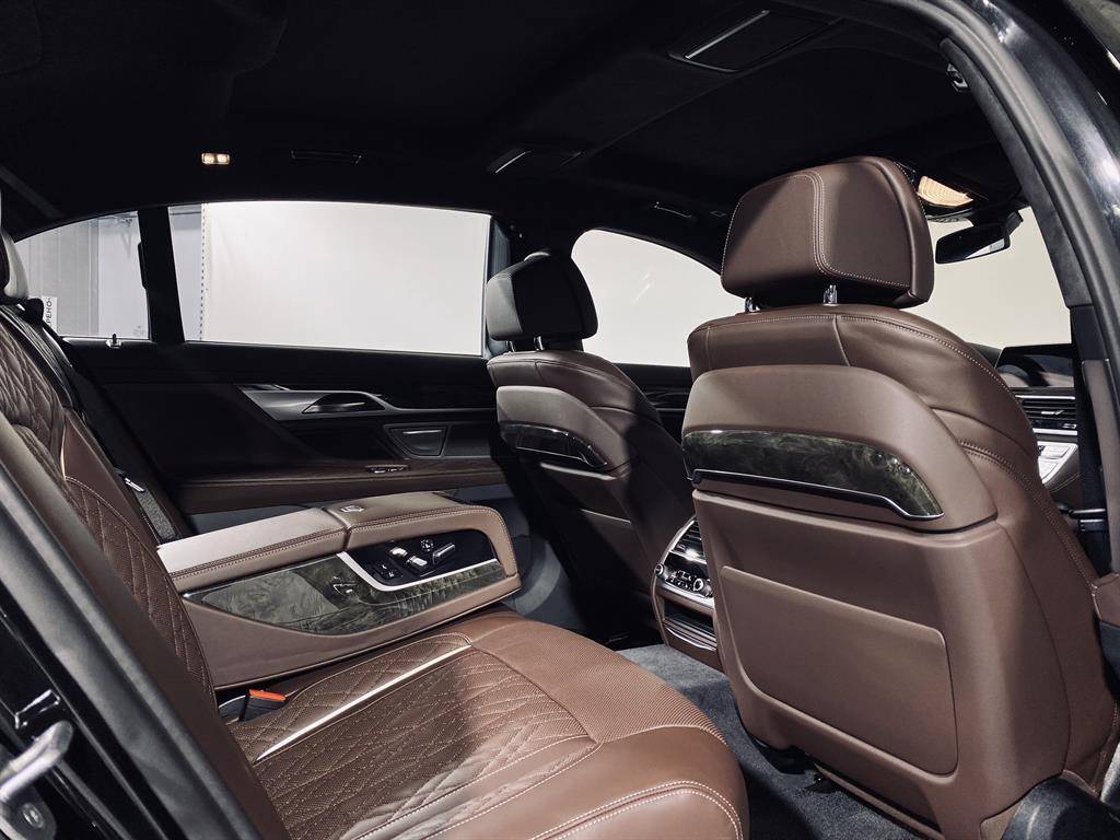 BMW 7 Series — салон, задний ряд
