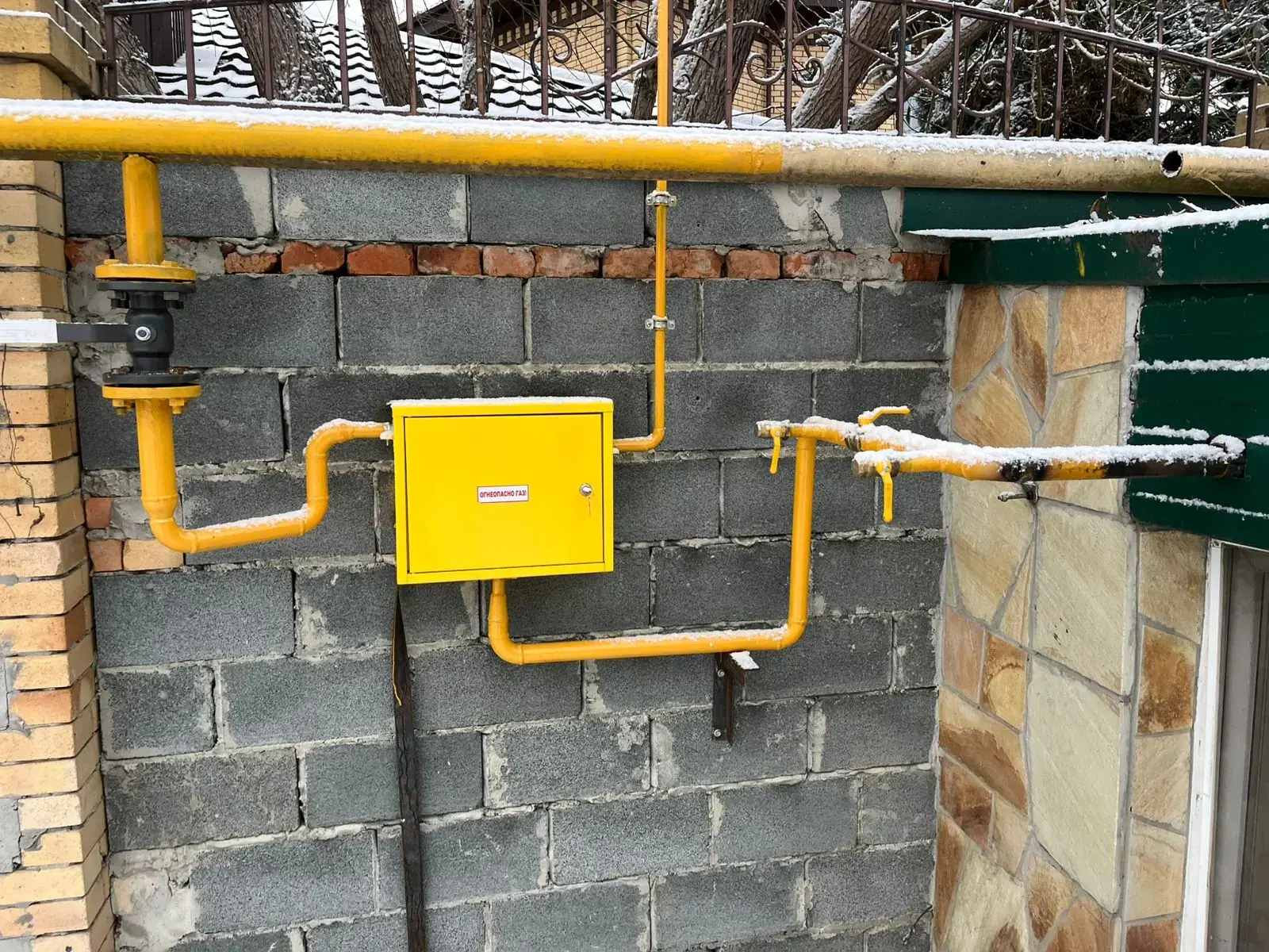 Газовый шкаф и узел учёта
