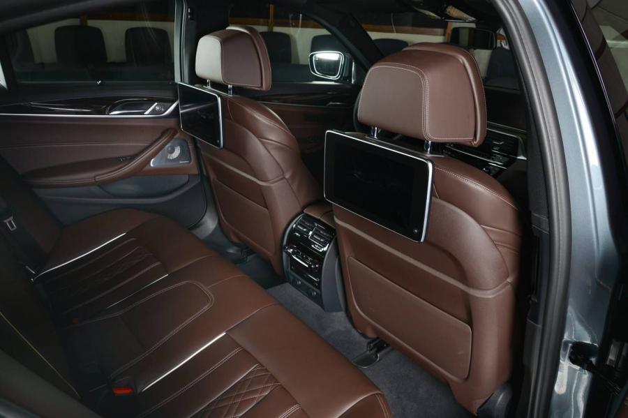 BMW 5 Series — салон, передняя панель