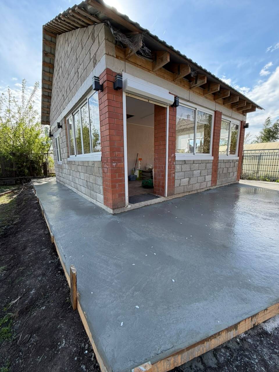 Площадка у входа — фото с объекта команды Содиков