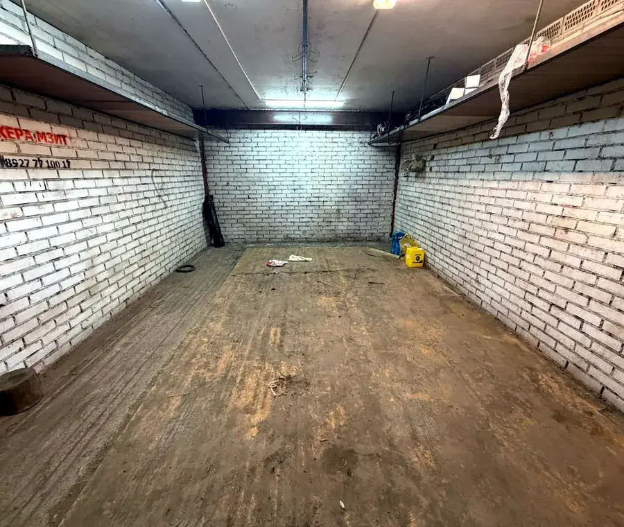 Старое основание пола в гараже до бетонирования