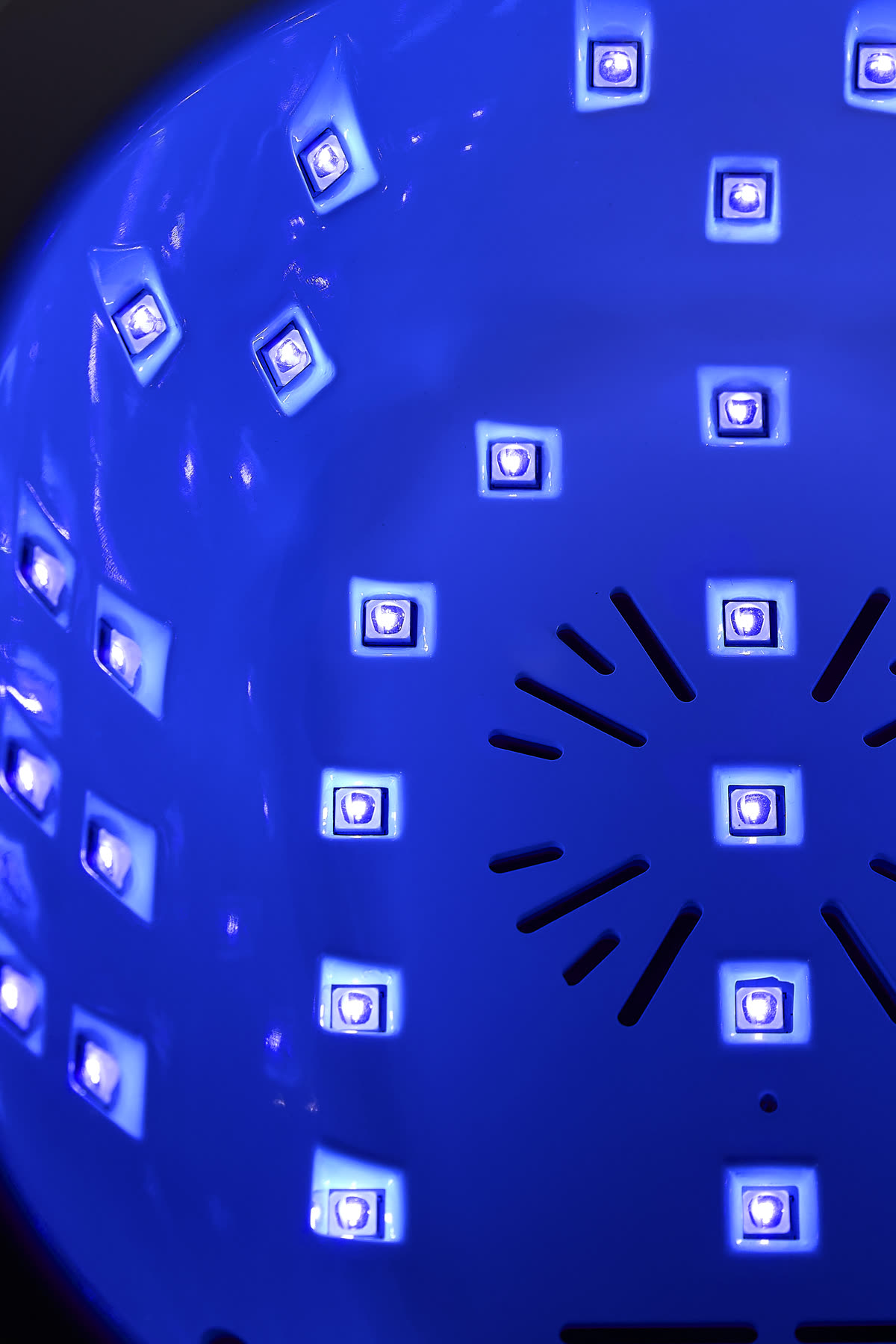 Светодиоды лампы крупным планом: плотные ряды UV/LED диодов