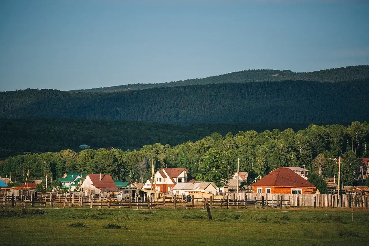Белая лошадь на берегу Байкала