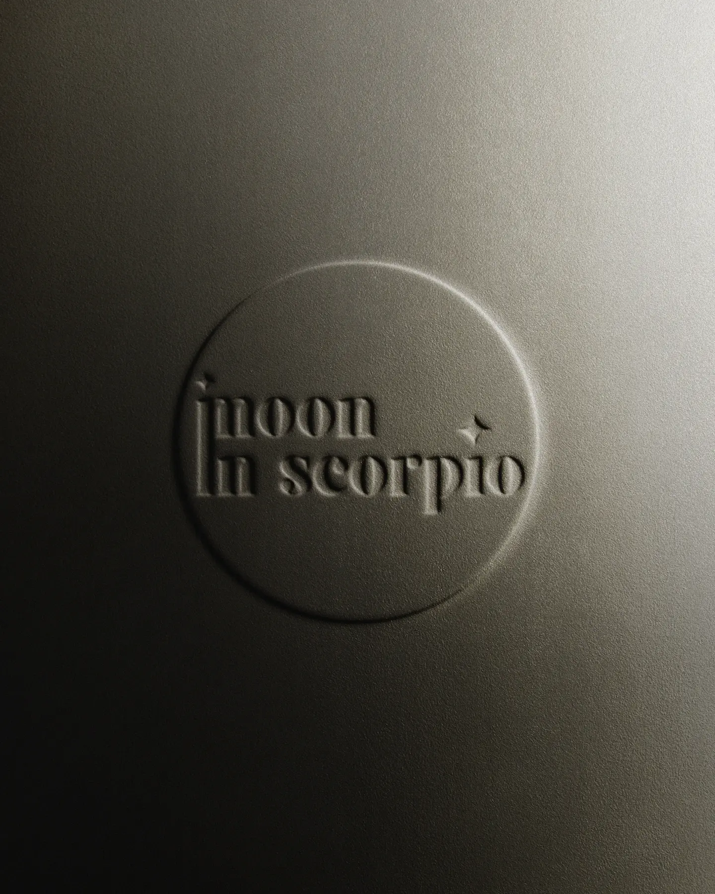 Тиснёный логотип Moon in Scorpio