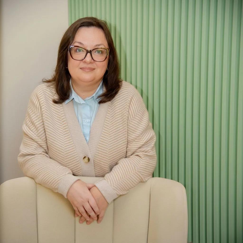 Психолог Алла Кононенко в светлом кабинете
