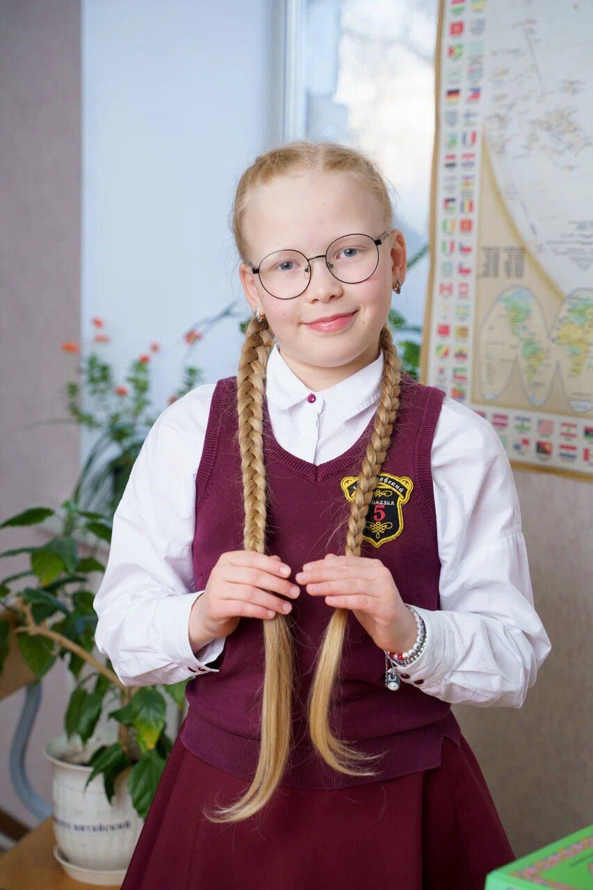 Портрет ученицы 4 класса с косами в школьной форме