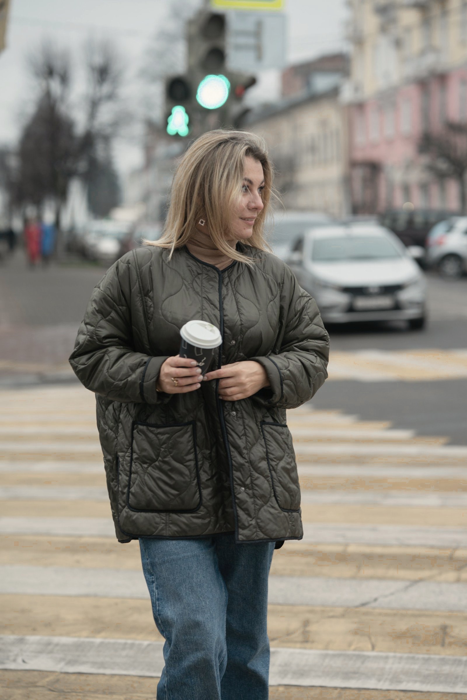 Женщина на рассвете раскрывает руки навстречу свету