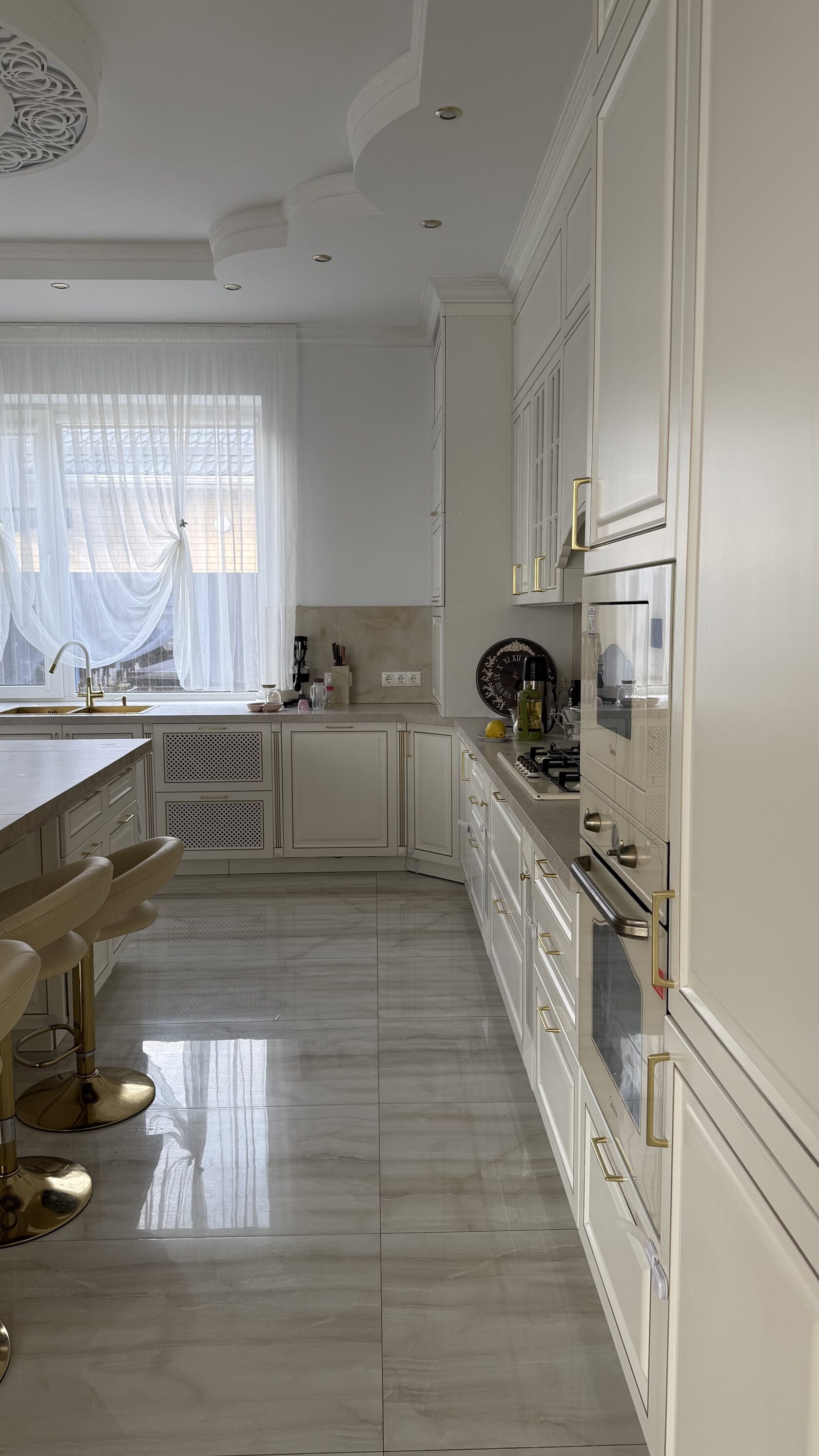 Кухня МДФ-эмаль слоновая кость с золотой патиной — Кореновск