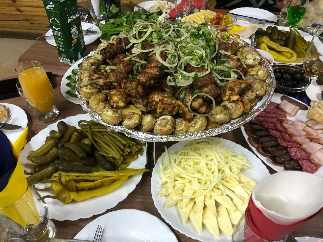 Накрытый стол в кафе «Калаш»