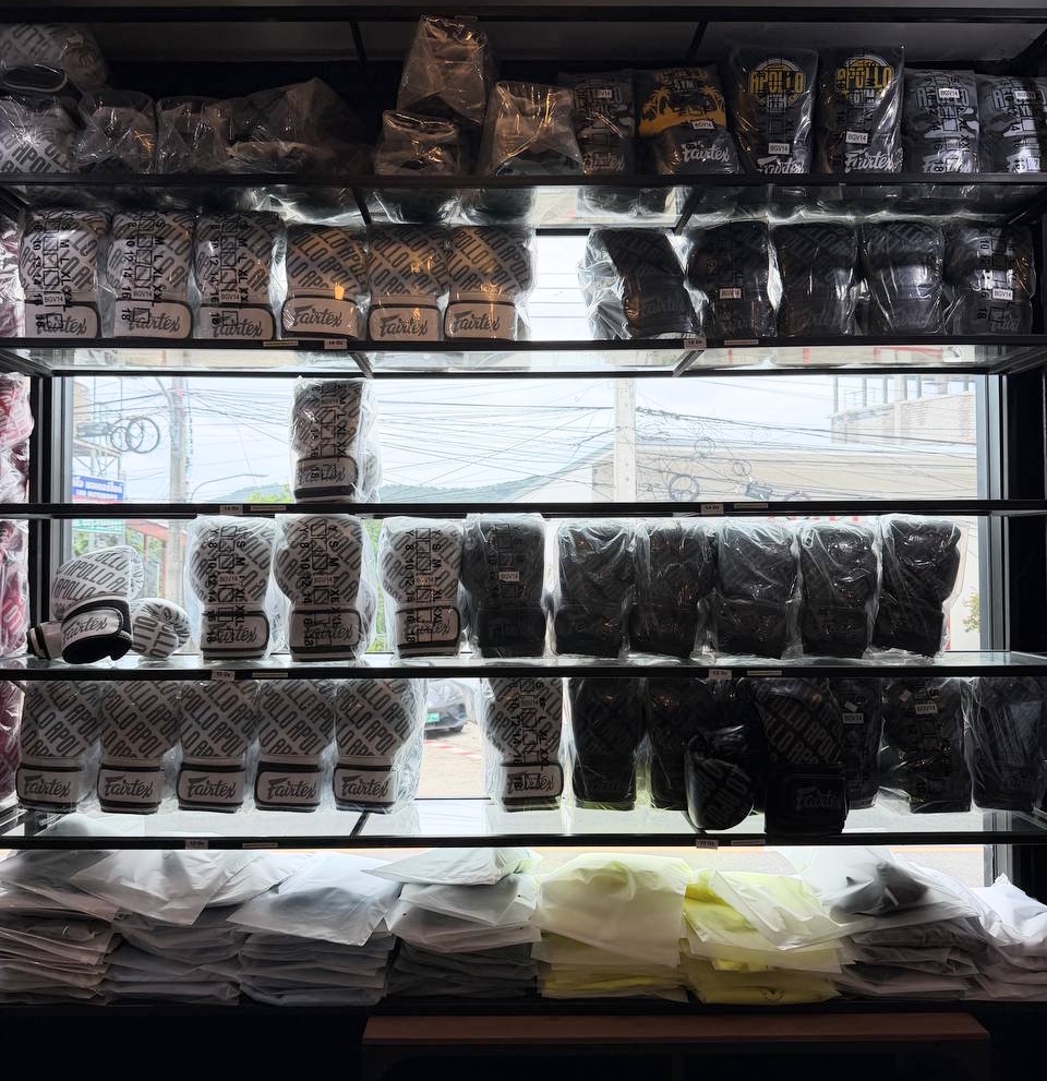 Экипировка на витрине Fight Shop Apollo Camp