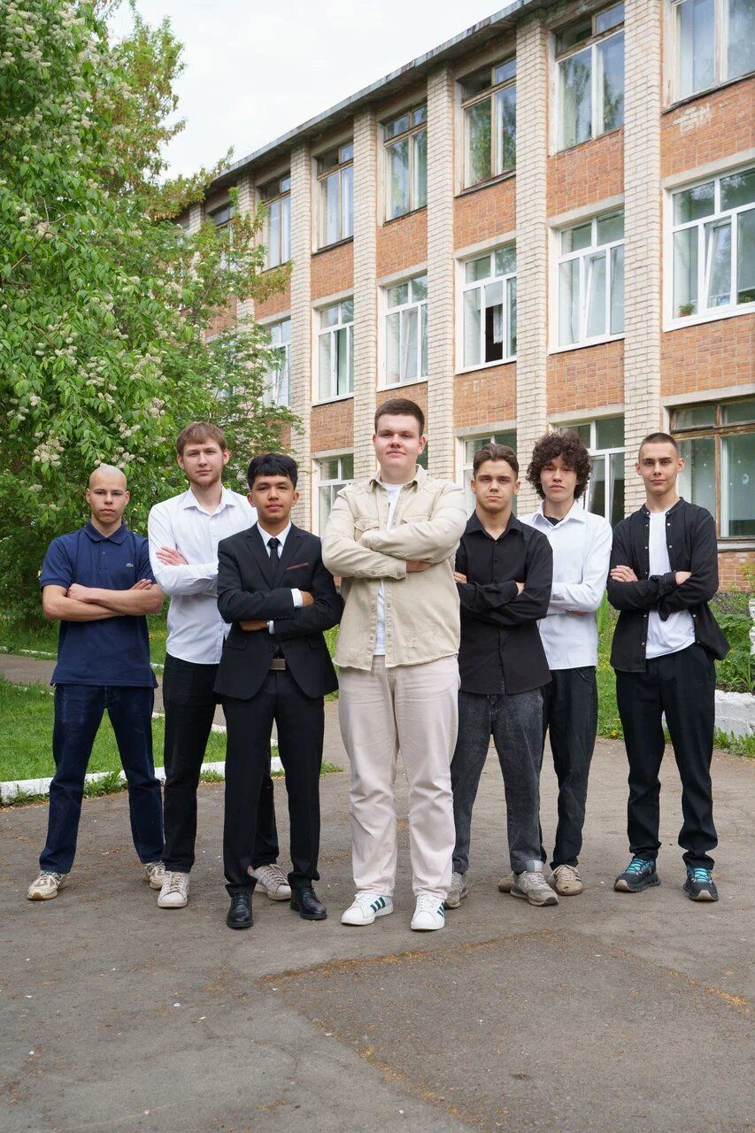 Выпускной класс перед зданием школы