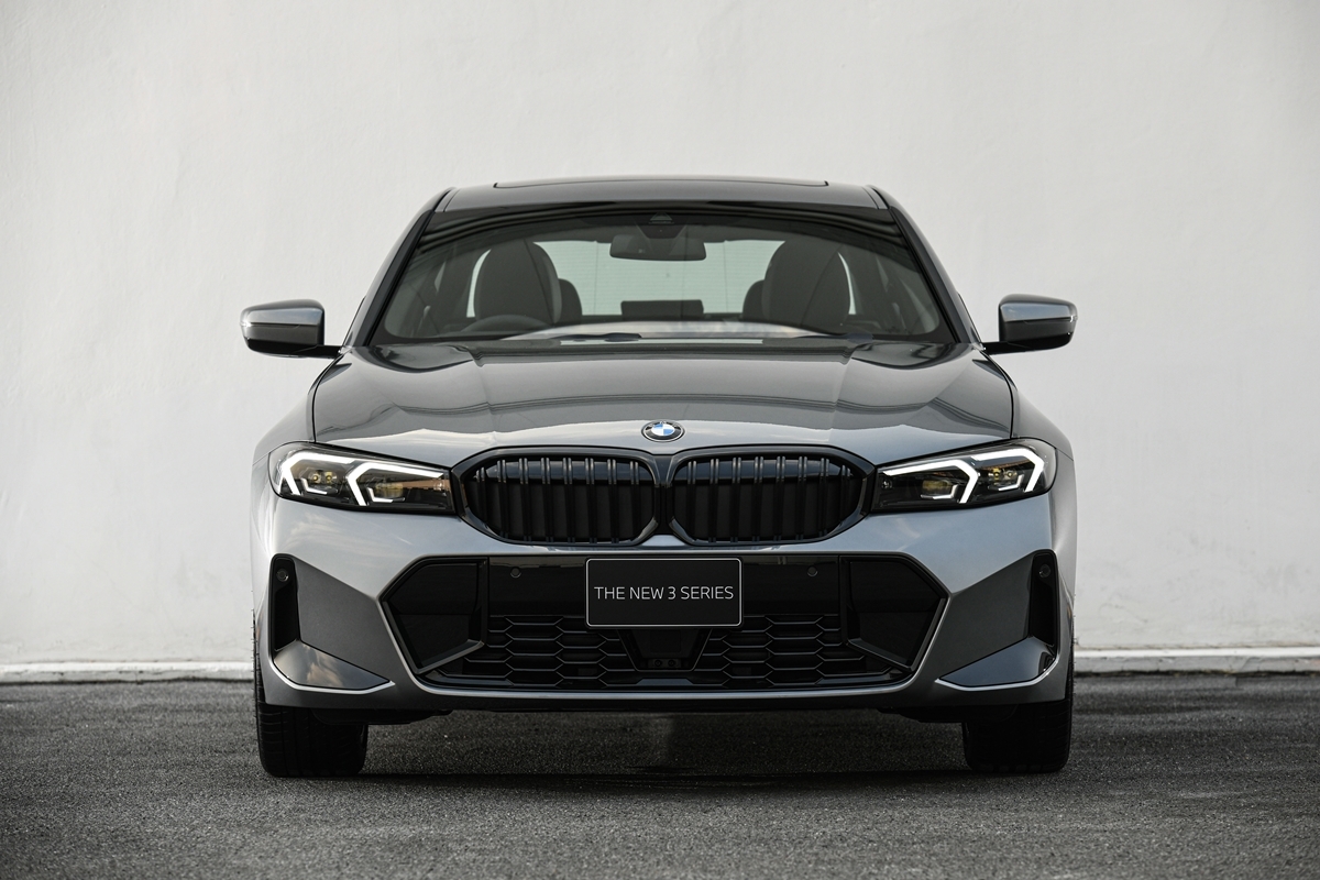 BMW G28 3/4 front view