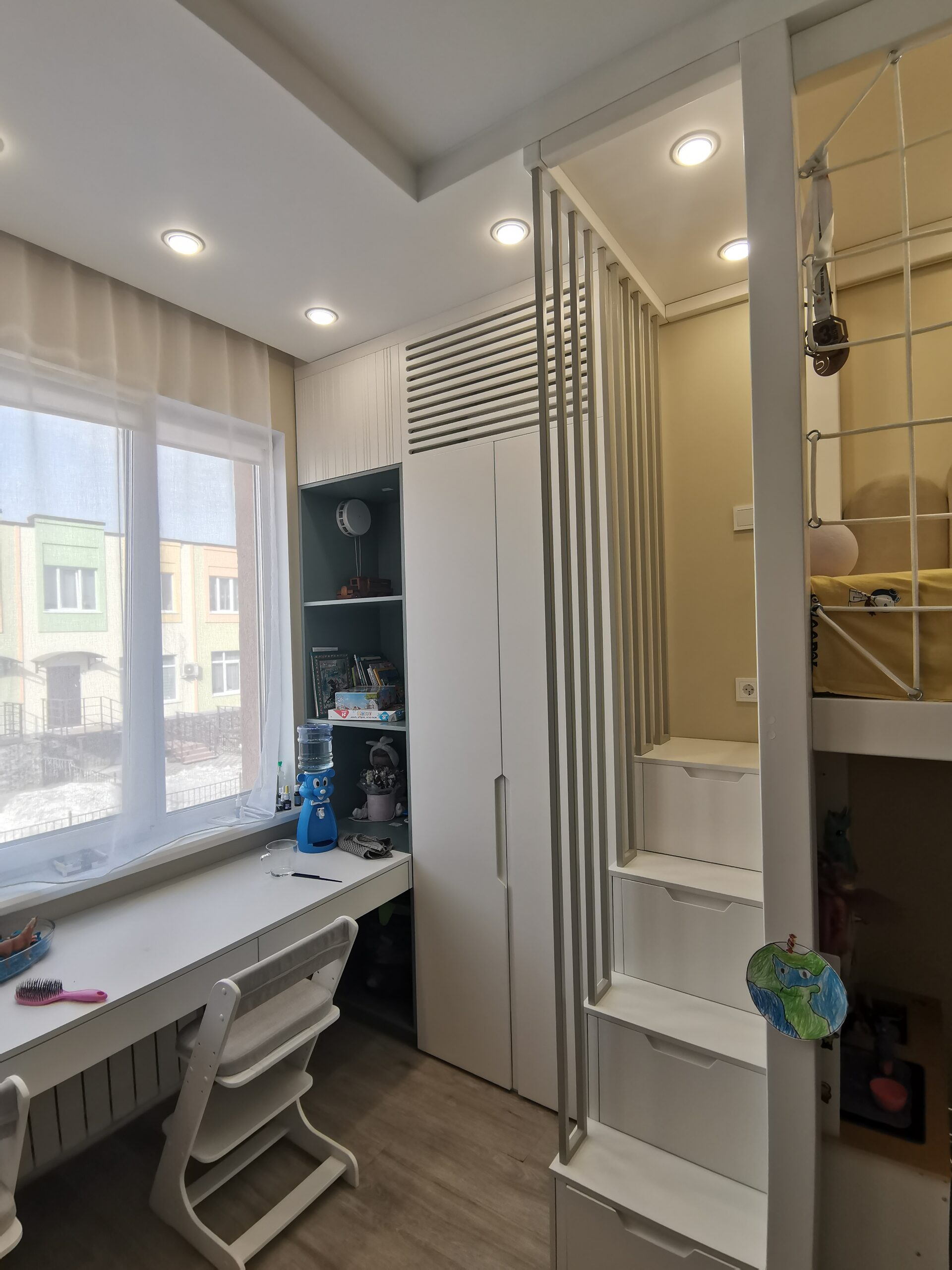 детская мебель, шкаф на заказ , стол и зона вокруг стола