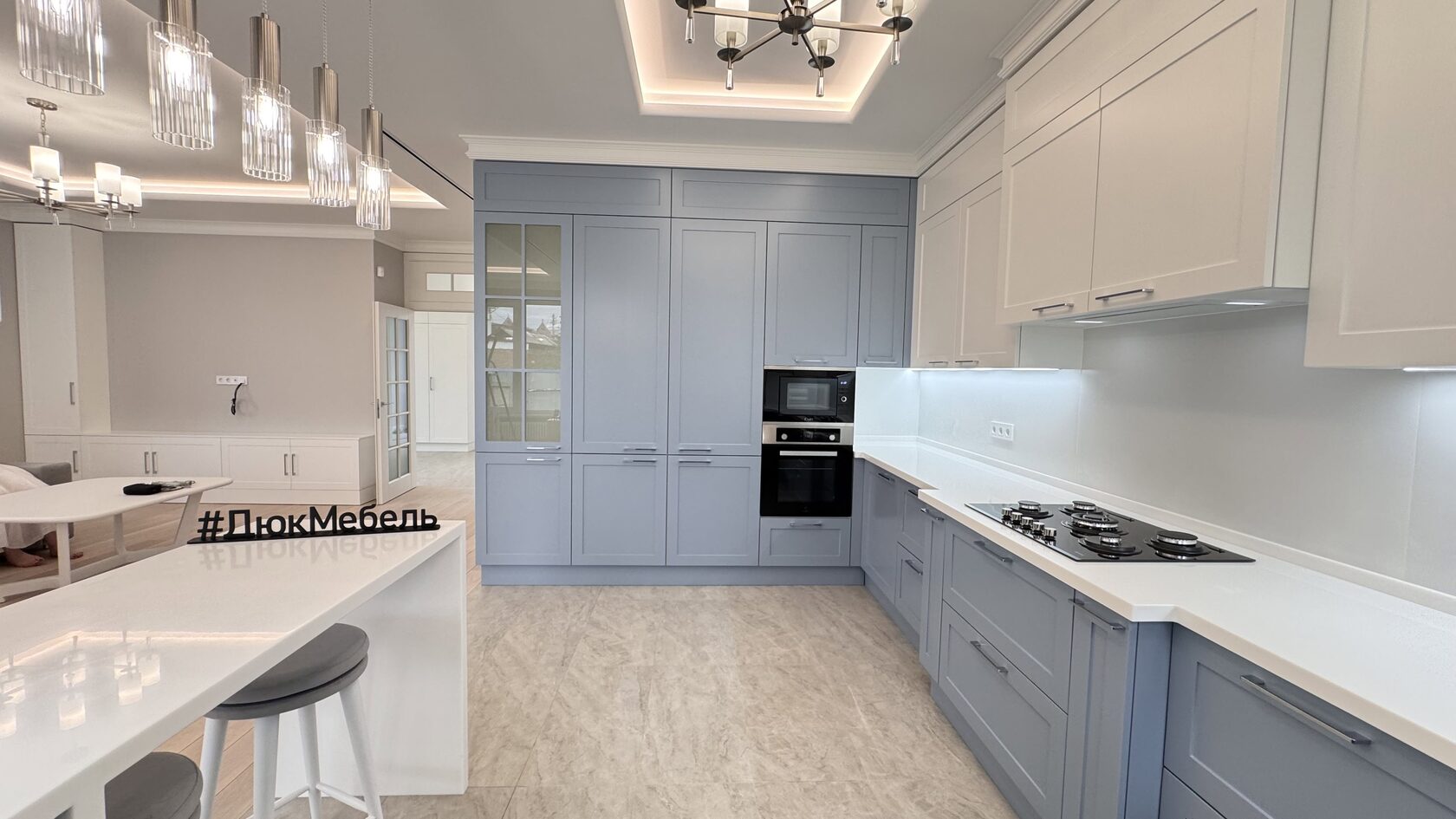 Кухня серо-голубая с кварцевой столешницей — частный дом, Краснодар