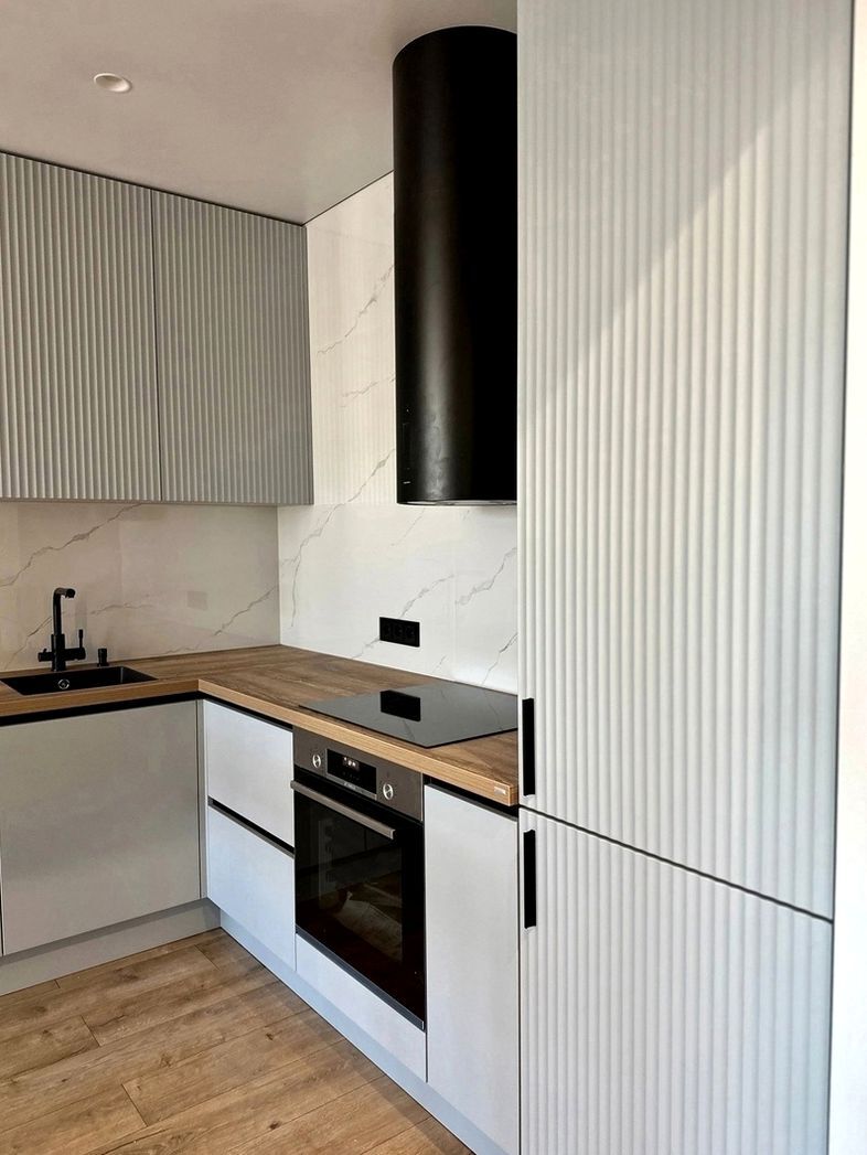 угловая кухня на заказ в светлых тонах , фасады гребенка