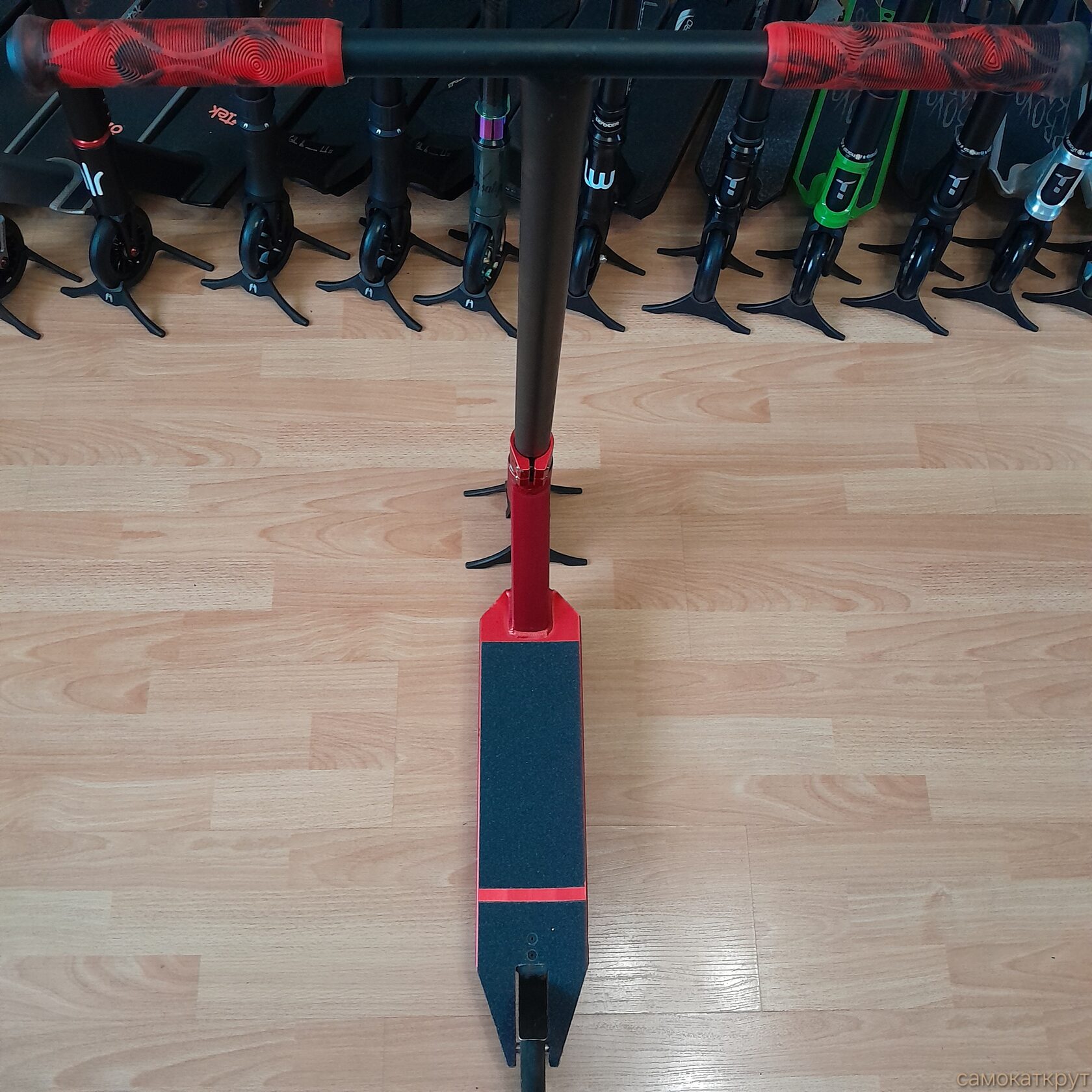 AO Maven красный бу трюковой самокат