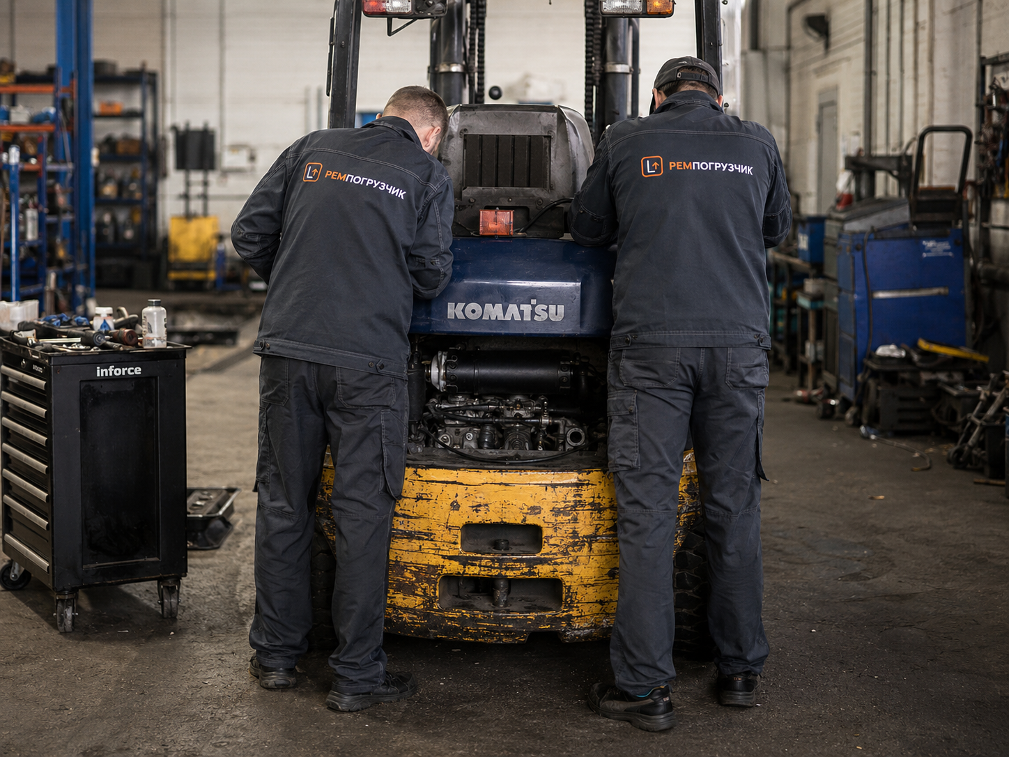 Механики РемПогрузчик за ремонтом погрузчика Komatsu