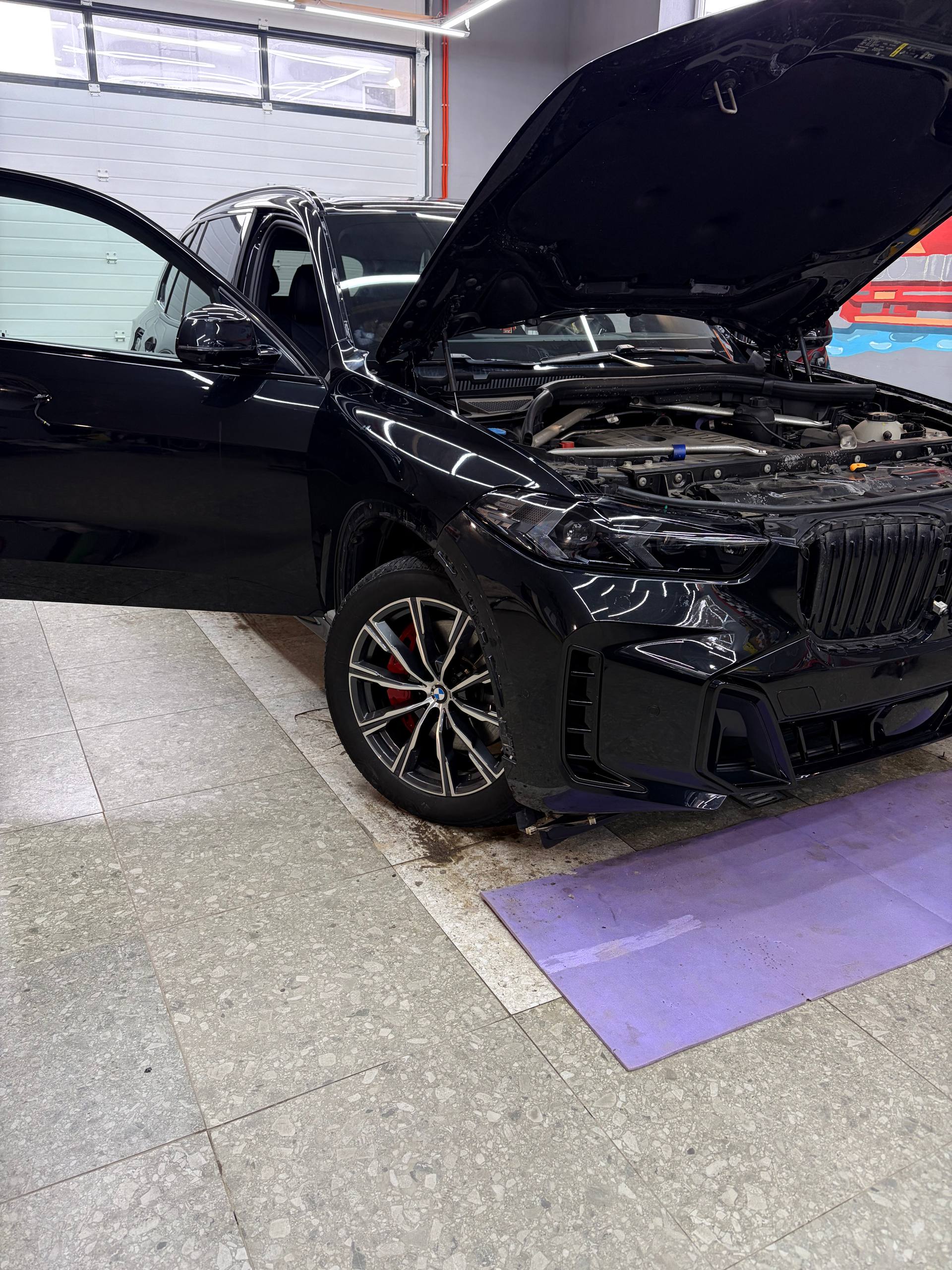 BMW в боксе BaZa, подготовка к оклейке