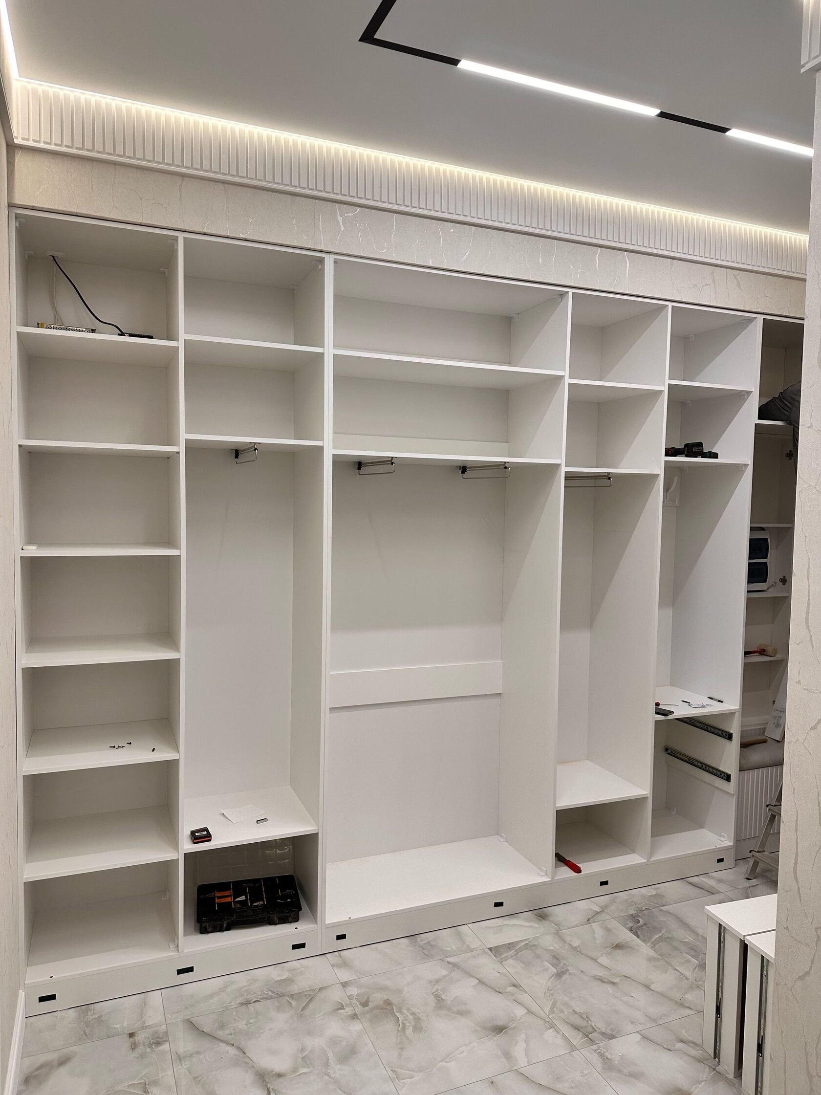 Гардеробная прихожая шкаф на заказ распашной, наполнение