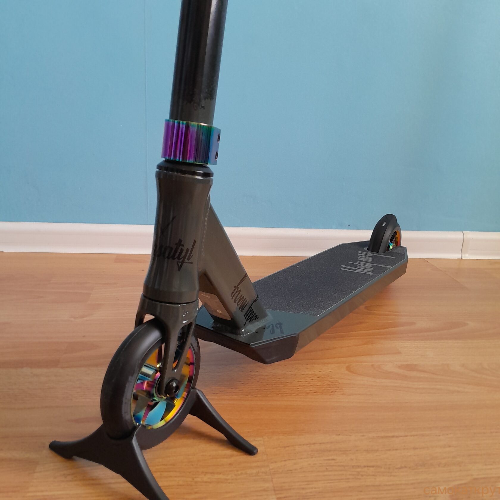 Трюковой самокат Versatyl Bloody Mary V2 чёрный/нео