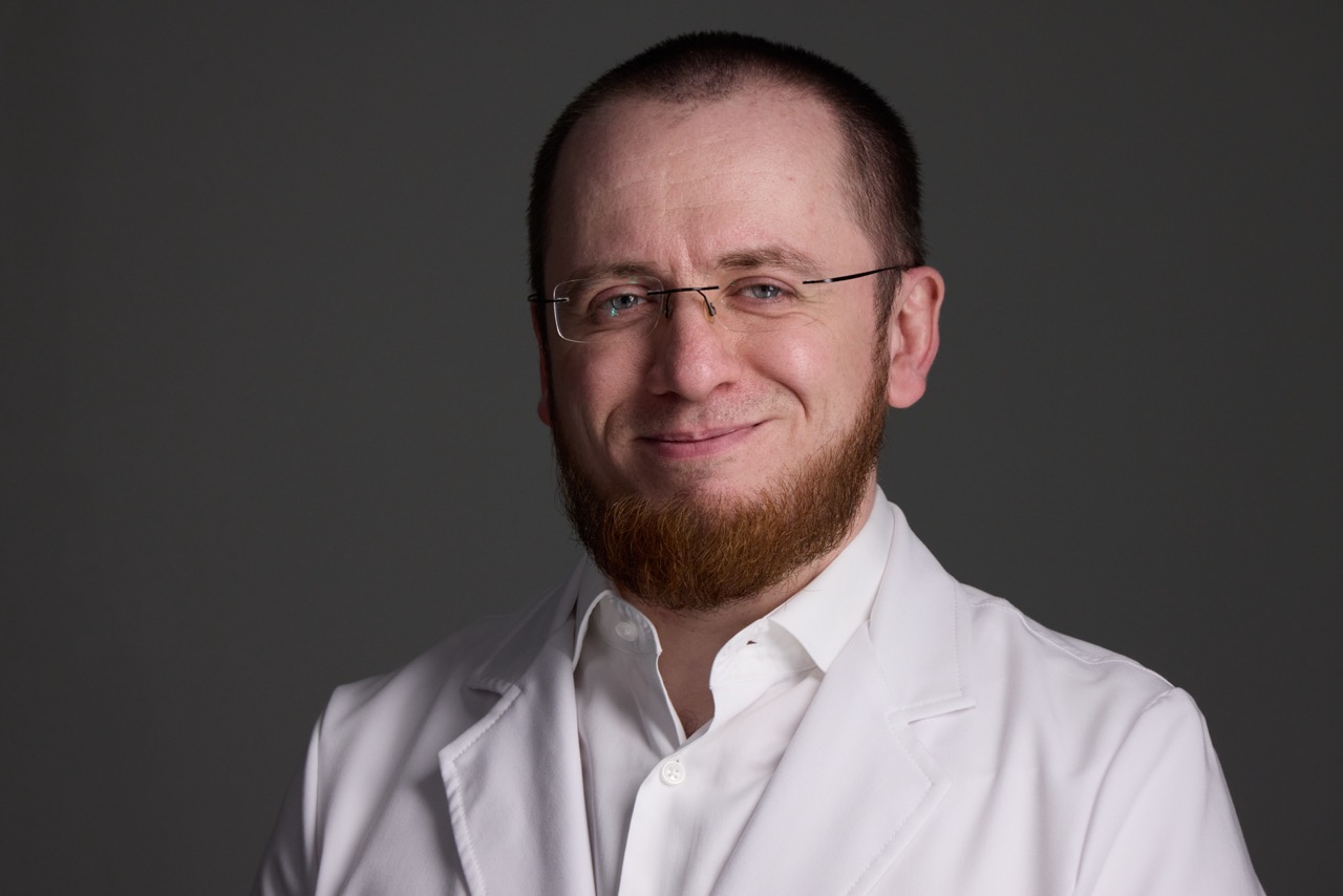 Врач-стоматолог-хирург в клинике
