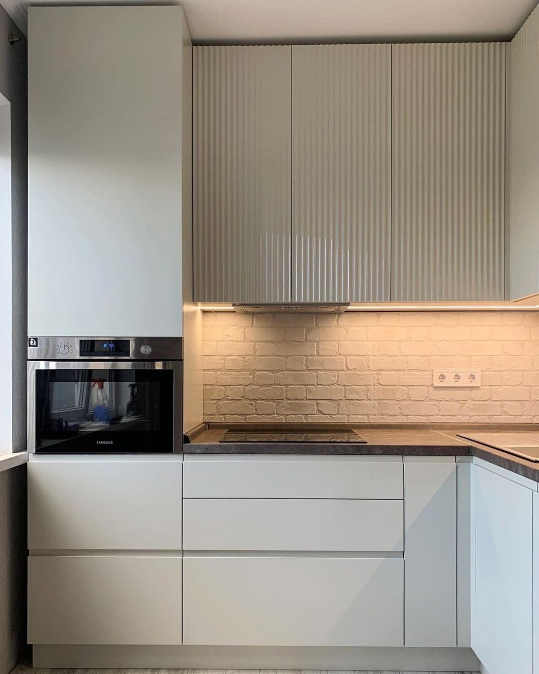 угловая кухня на заказ в светлых тонах