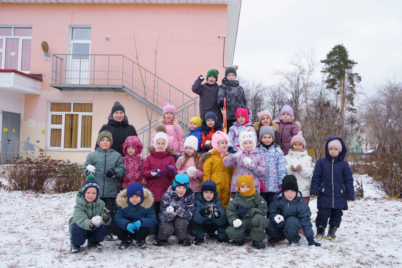 Вся выпускная группа детского сада на зимней прогулке
