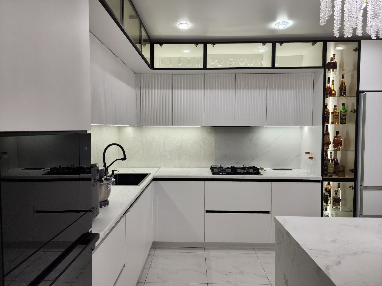 Кухня на заказ Краснодар — белая с островом, рифлёные фасады, чёрная рама