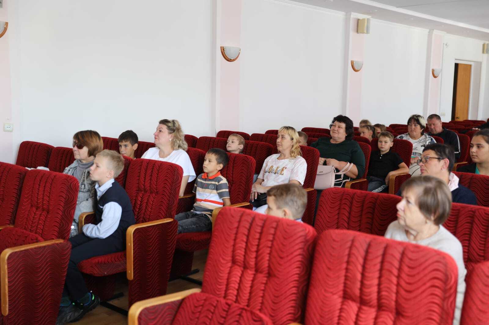 Дети и родители в зале