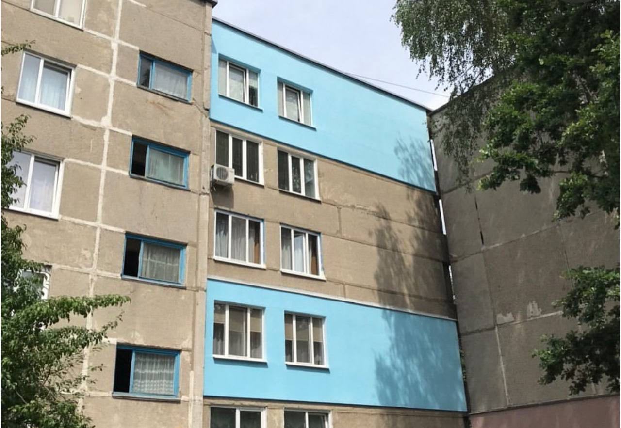 Утеплённые участки фасада с голубой декоративной отделкой