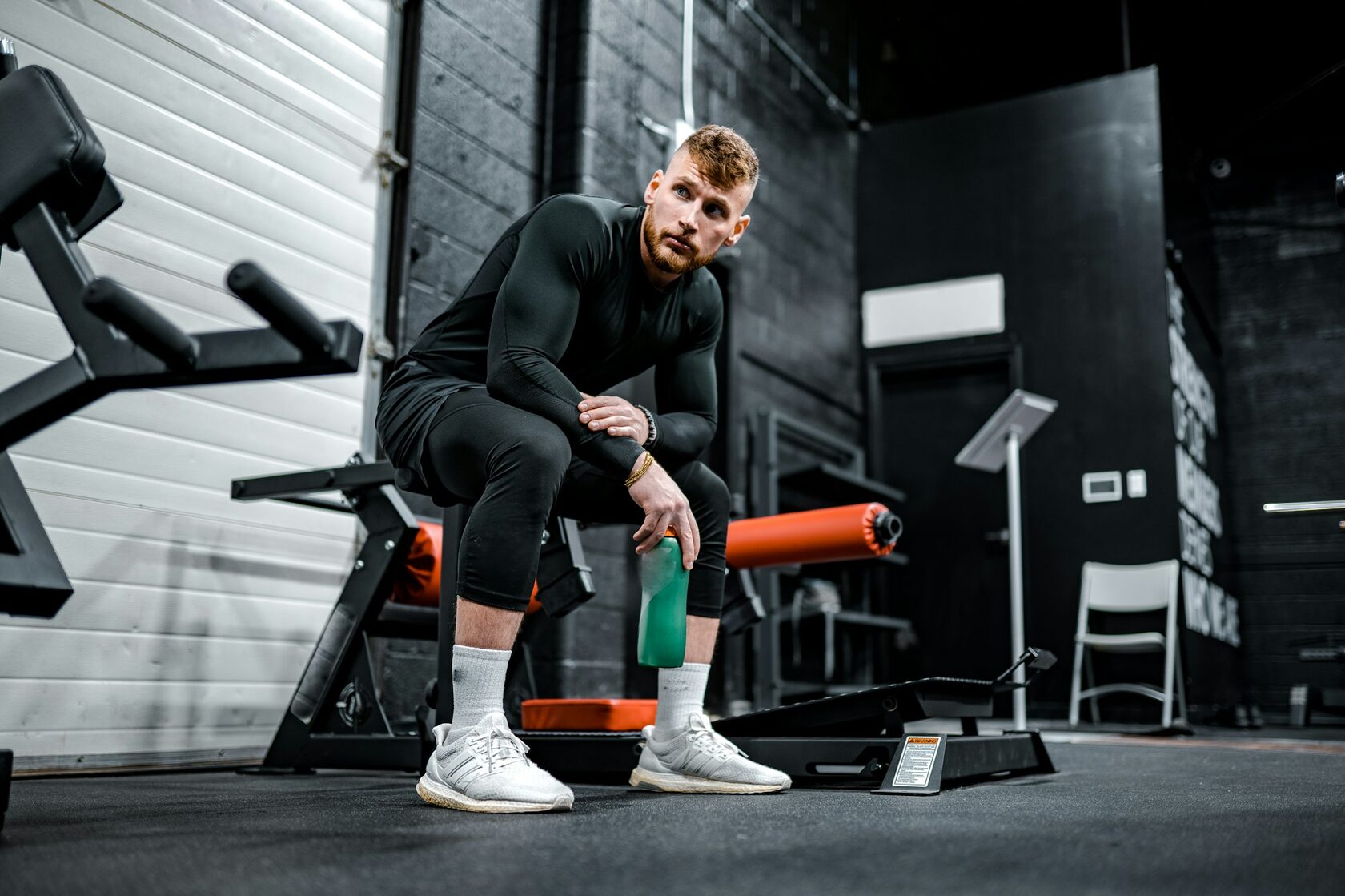 Спортсмен массирует икроножную мышцу