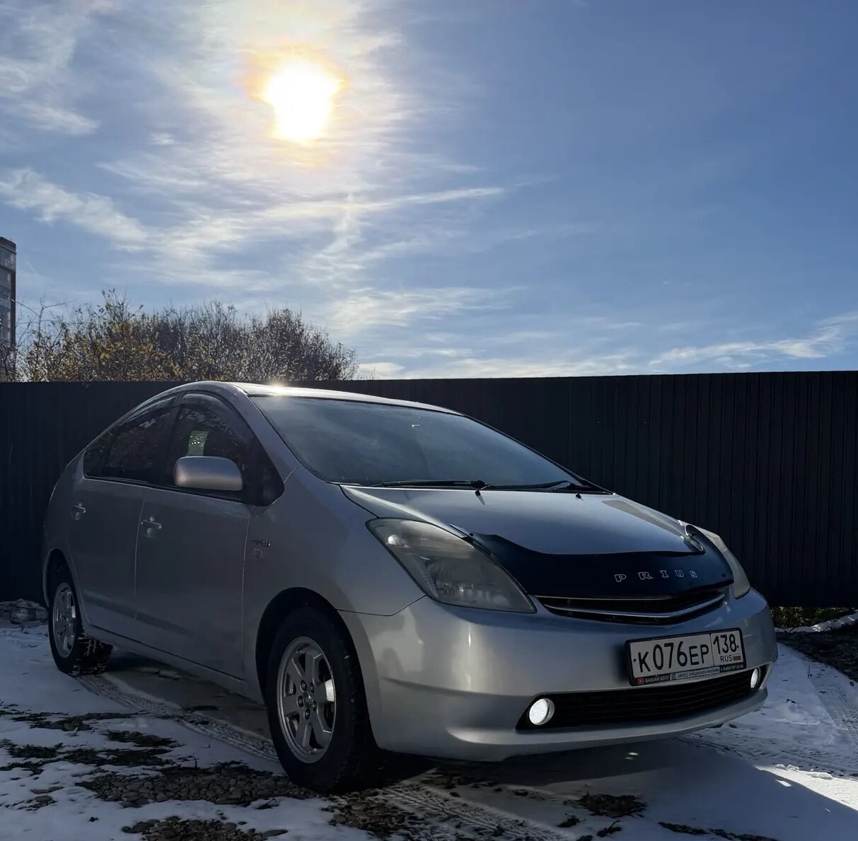 Автомобили проката Rent Auto на площадке: Toyota Prius и Toyota Fielder
